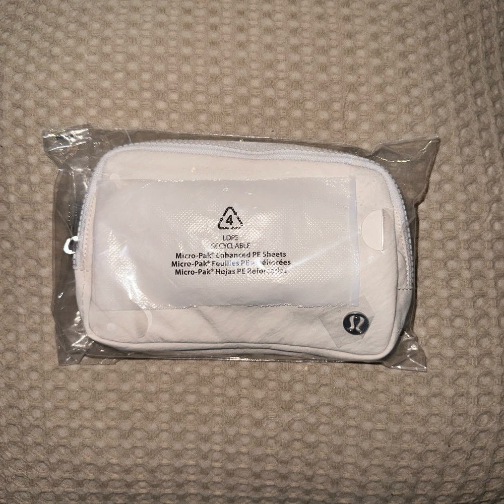 Lululemon Everywhere Belt Bag 1L Wordmark - Picture 7 of 8